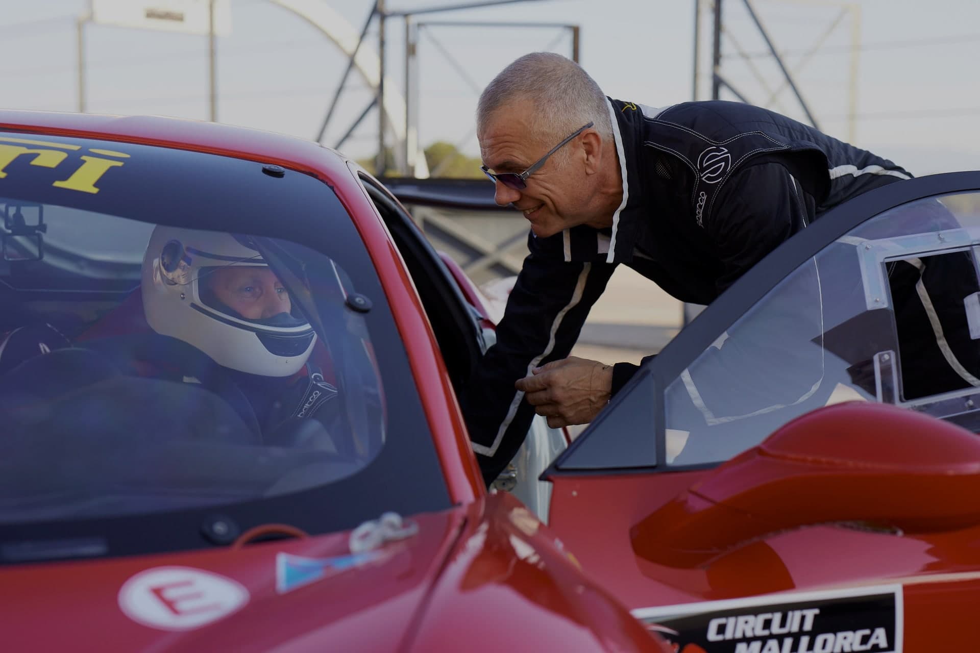 Race-Coach im Cockpit-Briefing mit Fahrer: Bildmetapher für CONTISS-KI als Co-Pilot